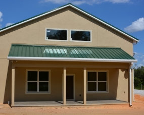 Lucky Pig Lodge Exterior
